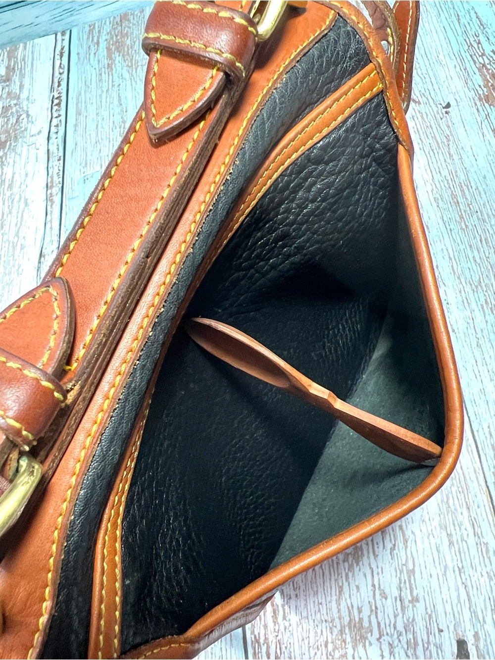 🦆 DOONEY & BOURKE BLACK AND TAN PEBBLE LEATHER SMALL CARRIER TURNLOCK CROSSBODY - Picture 12 of 14